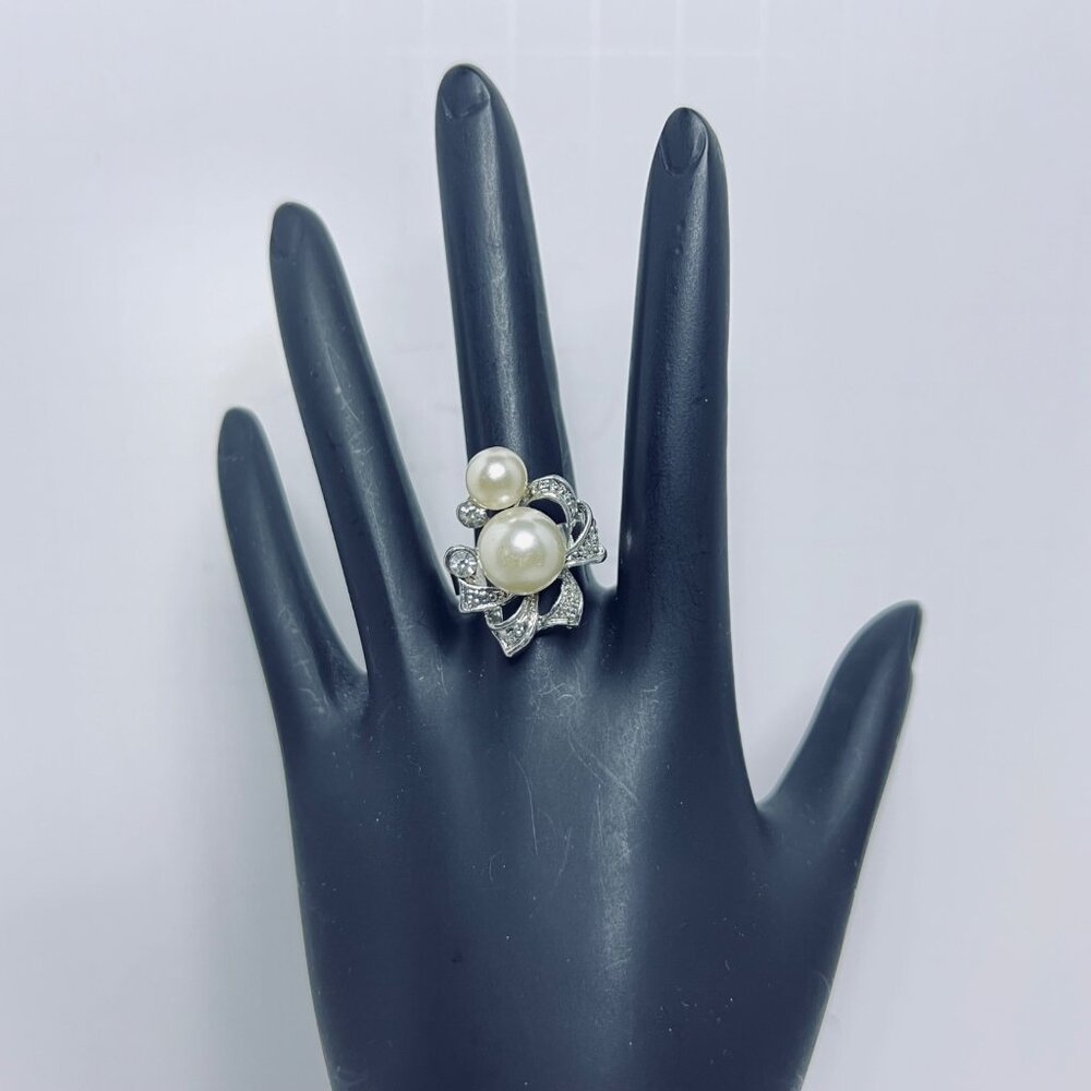 Silver Tone And Rhinestone With 2 Faux Pearls Ribbon Ring (R434)